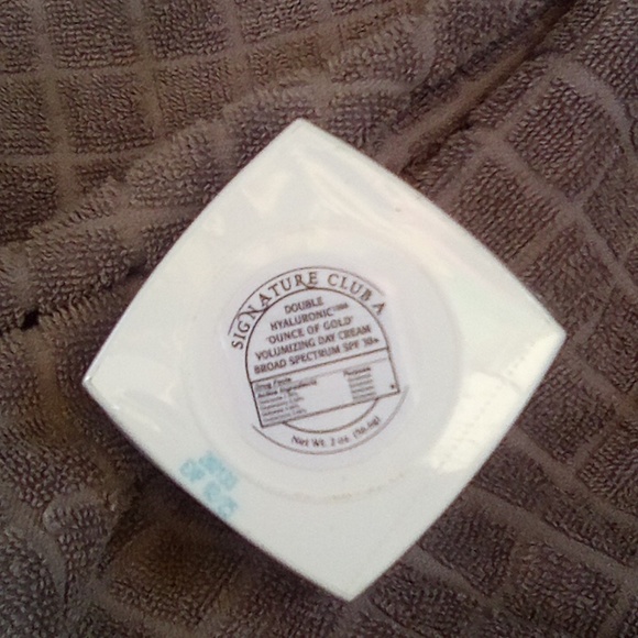 Signature Club A Double Hyaluronic¹⁰⁰⁰ Ounce of Gold's Volumizing Day Cream - Picture 4 of 4